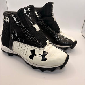 Under Armour boys Renegade MC Black/White Football Cleats, US Size 1.5